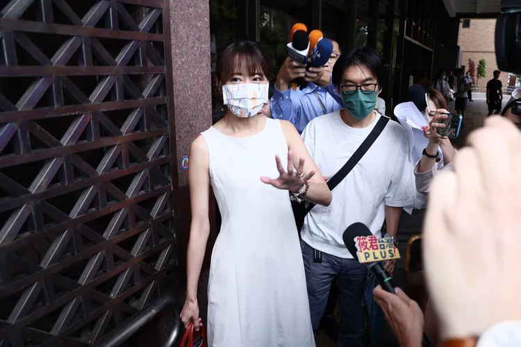 高虹安詐領助理費宣判，前助理王郁文(左)現身。彭欣偉攝