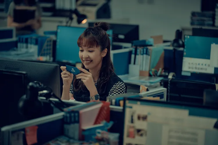 王渝萱飾演的菜鳥女記者死於夜店極樂毒趴。鏡文學提供