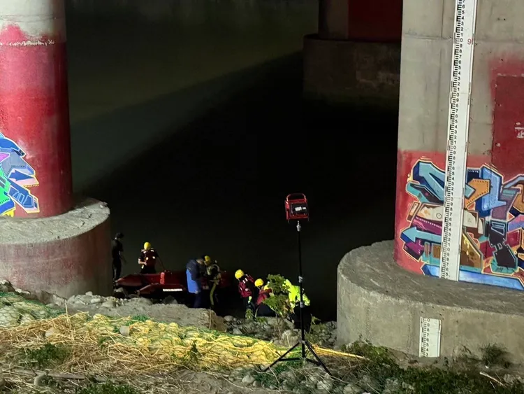 消防人員搜索中。民眾提供