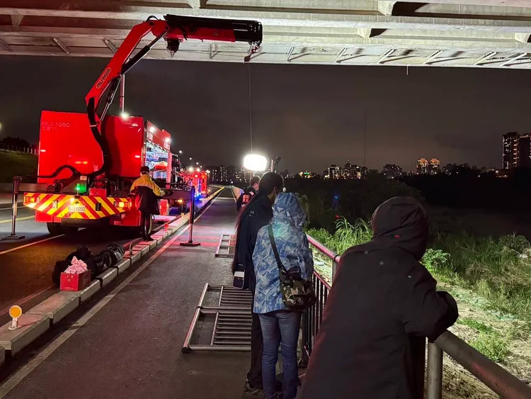役男疑似從橋上跳河。民眾提供