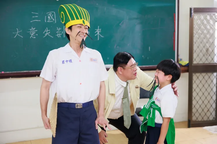 屈中恆（陳漢典飾)在課堂上一展演技，驚嚇到同學。民視提供