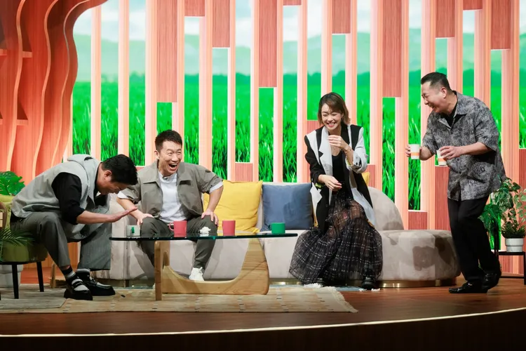 屈中恆（右起）的把妹招術，把大霈、郭子乾、曾國城等笑翻了。民視提供