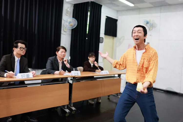 屈中恆（陳漢典飾）表演所抽到的考試題目「中愛國獎券」。民視提供