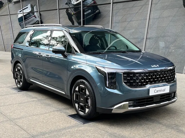 小改款Carnival車頭搭配Vertical LED晶曜頭燈，並融入Star Map LED星圖日行燈，營造出極具辨識度的Kia新世代設計美學。周奕豪攝