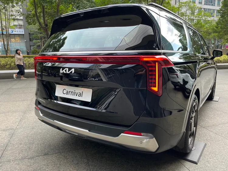 乾淨俐落的車尾線條與Star Map LED星圖尾燈組互相搭配，再加上後尾翼附LED第三煞車燈與隱藏式後雨刷的設計，呈現出細膩大器的優雅風範。周奕豪攝