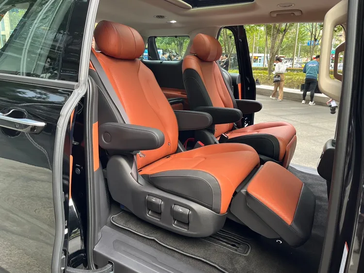 選配專屬Premium Plus旗艦套件後，更配備第二排Ottoman尊爵頭等座椅。周奕豪攝