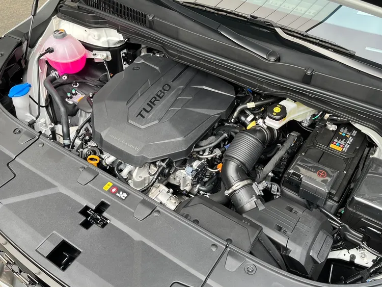 小改款Carnival搭載Smartstream 2.2升渦輪增壓柴油直列4缸引擎，搭配8速手自排變速箱，提供194 ps最大馬力與45 kgm的最大扭力。周奕豪攝