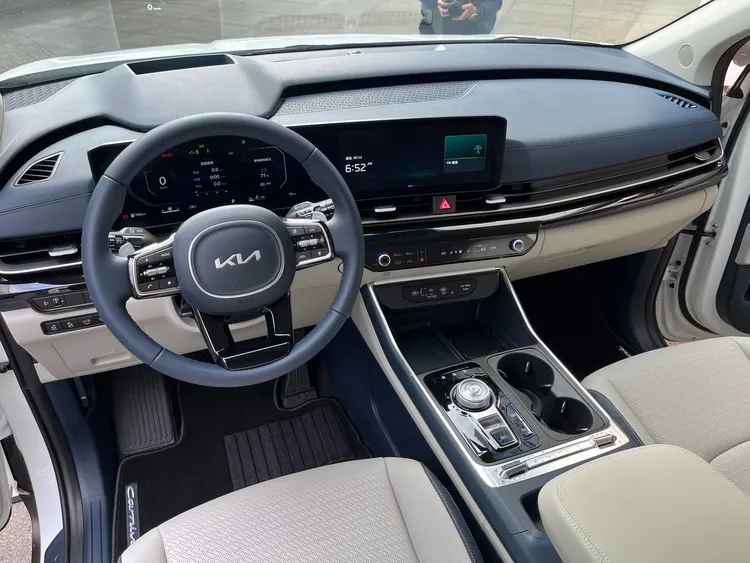 Signature車型不僅新增升級雙12.3吋全景曲面顯示螢幕，更搭載方向盤加熱功能、E-SHIFT電子旋鈕排檔系統與方向盤換檔撥片。周奕豪攝