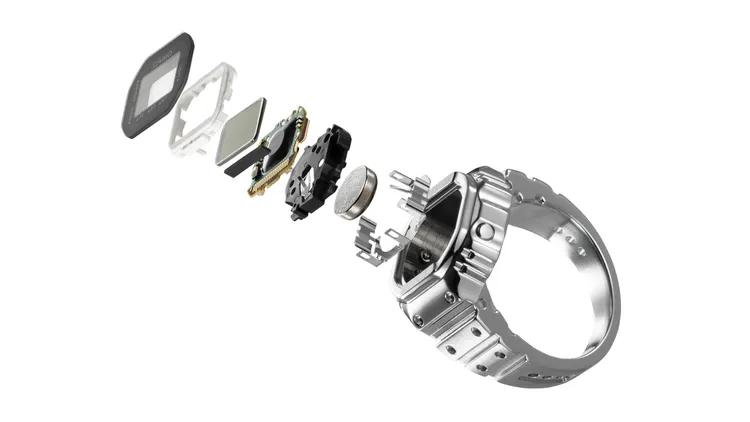 將標準手錶模型縮小約10倍打造出能夠配戴於手指的三按鈕數位手錶。品牌提供