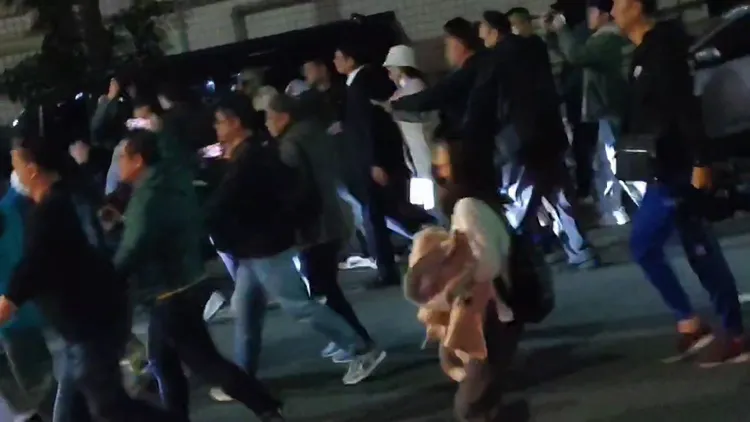 黃國昌突率領支持者走過北檢大門。張欽攝