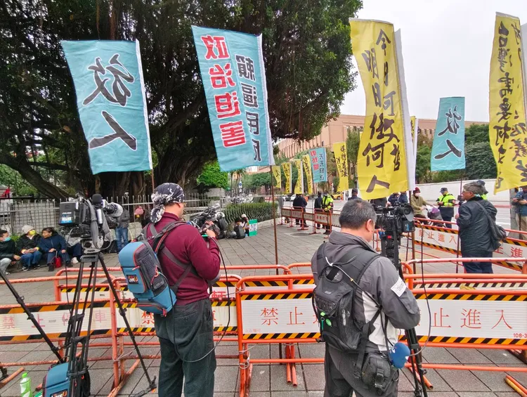 小草聚集在北檢外要求放人。張欽攝
