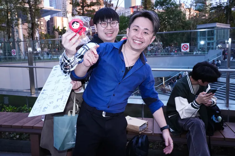 陳先生（右）專程從荷蘭飛來台灣看周董演唱會。彭欣偉攝