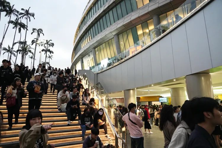 有不少搶不到票的粉絲坐在入口樓梯盼聽免費的。彭欣偉攝