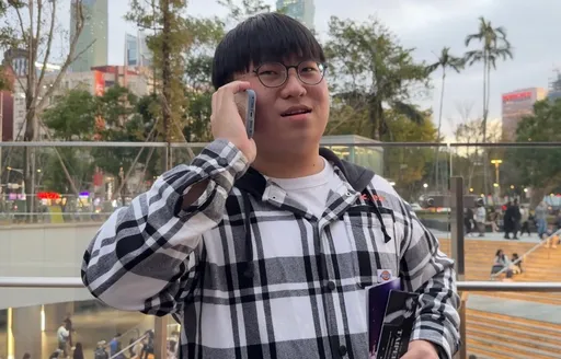 周董開唱在即！粉絲舉牌下跪求票　還有粉絲門票遭竊急報警