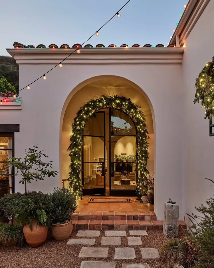 門口就很有過節氣氛。翻攝IG@archdigest