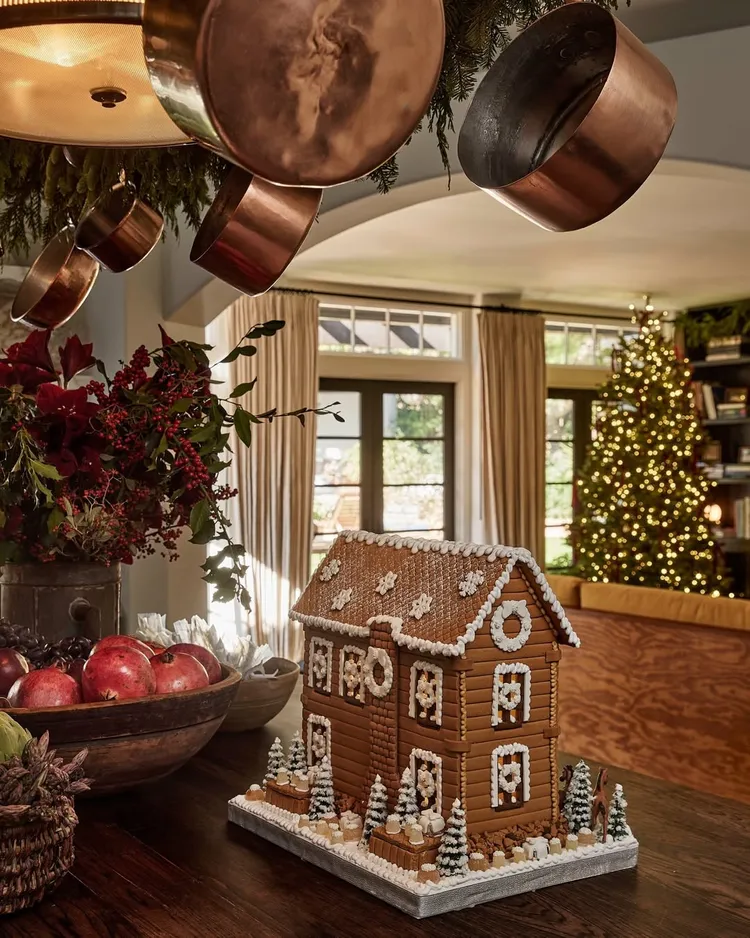 屋內營造一種質樸的鄉村風格，桌上的薑餅物也是母親的禮物。翻攝IG@archdigest