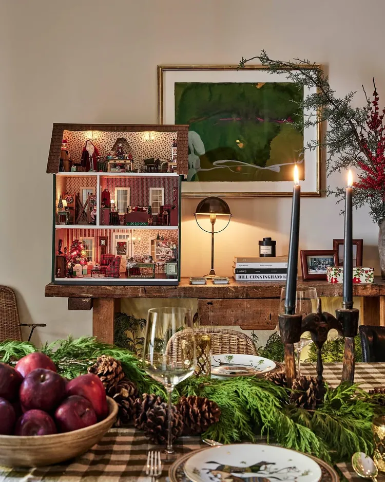 她的聖誕裝飾包括一個連結兒時回憶的可愛娃娃屋。翻攝IG@archdigest