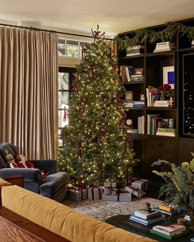 肯黛兒家中擺放經典裝飾風格的聖誕樹。翻攝IG@
archdigest