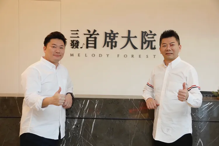 三發地產總經理楊題銓(右)指出，公司品牌精神著重文化、音樂、永續、安心4大基礎；左為新理想廣告專案經理魏伯君。葉家銘攝