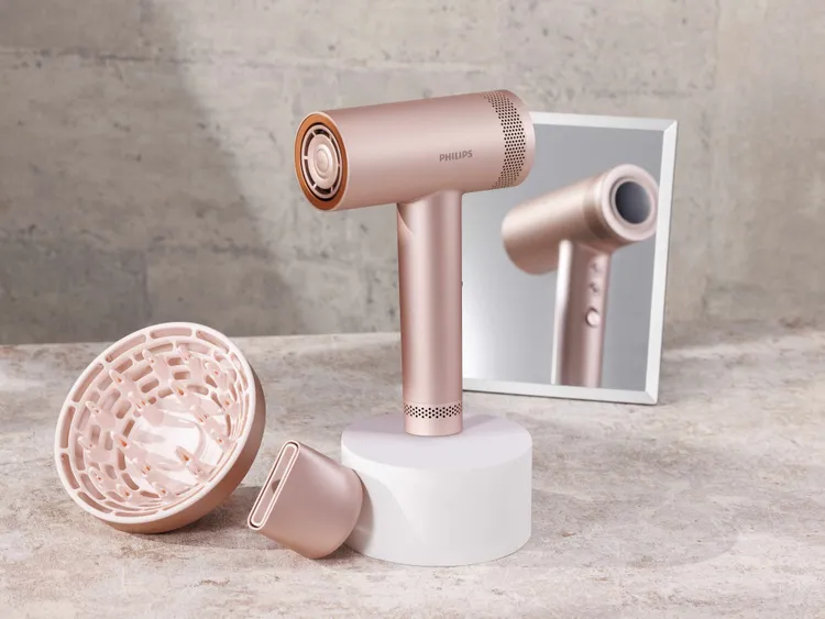 飛利浦BLDC高速負離子護髮吹風機售價$6,288，預購贈送溫控水潤直捲兩用負離子美髮器。飛利浦提供