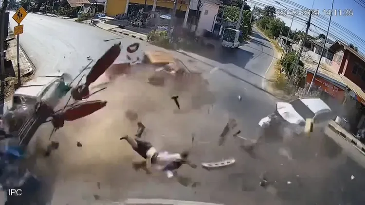 撞車時將車內人員拋飛。翻攝自X