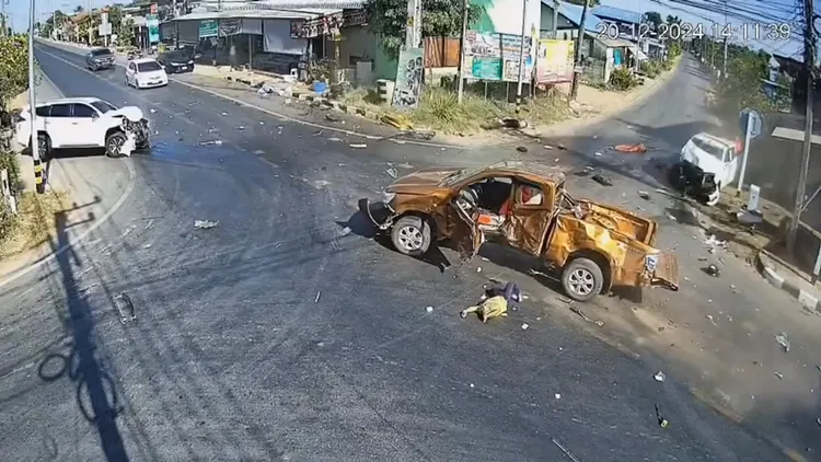 橘車女駕駛摔出車外喪命。翻攝自X