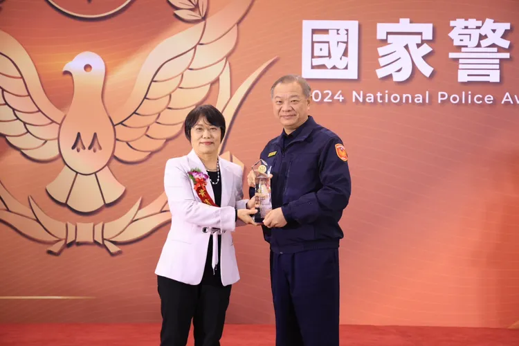 內政部長劉世芳頒發偵查犯罪類第二名予新北市警察局長廖訓誠。警方提供