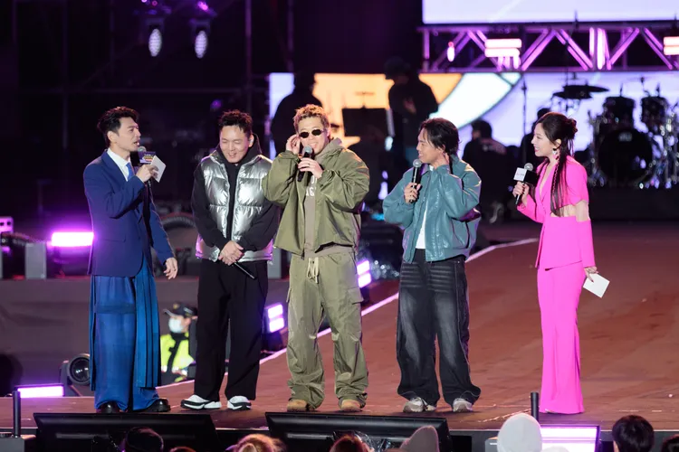 台中跨年晚會由台中天團玖壹壹開場。市府提供