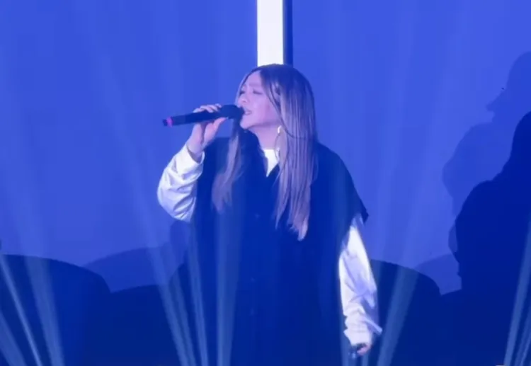 包廂中的阿妹美聲獻唱，驚艷全場。圖／讀者提供