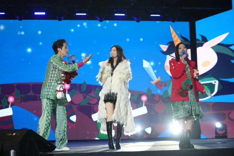 陳華（中）宛如行走CD，與主持人陳漢典（左）、Sandra開心互動。年代提供