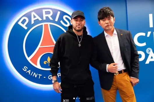 周杰倫是聖日耳曼基金會贊助人，曾和梅西、內馬爾（左）驚喜合作。翻攝周杰倫IG