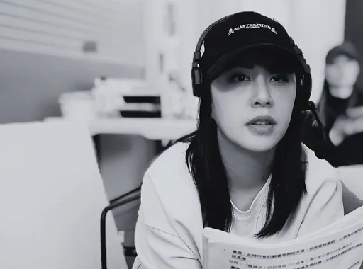 黃小柔大頭照突變黑白!點名林襄開戰了 卻遭批老藝人心態