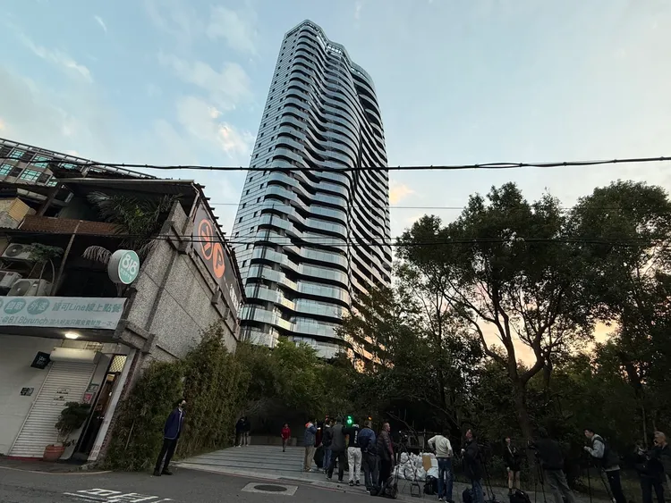 瓊瑤淡水家外觀，她與兒子、兒媳就住在同層樓的隔壁戶，彼此也有照應。攝影中心攝