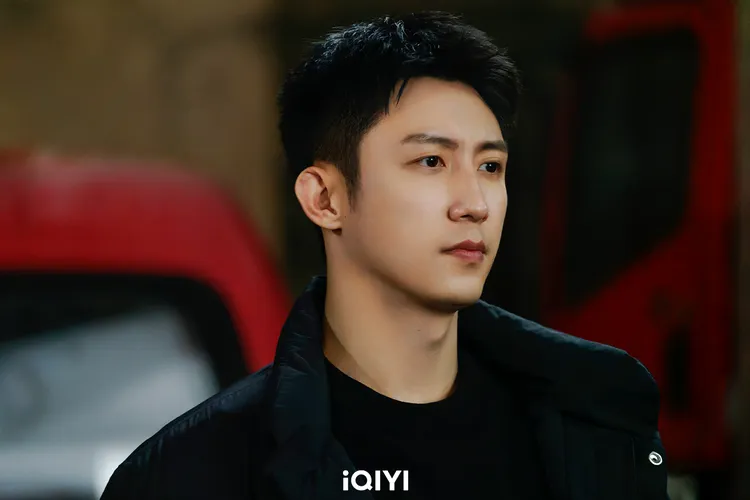 黃景瑜常演警察角色，被戲稱是「在演藝圈服兵役的男人」。愛奇藝國際站提供