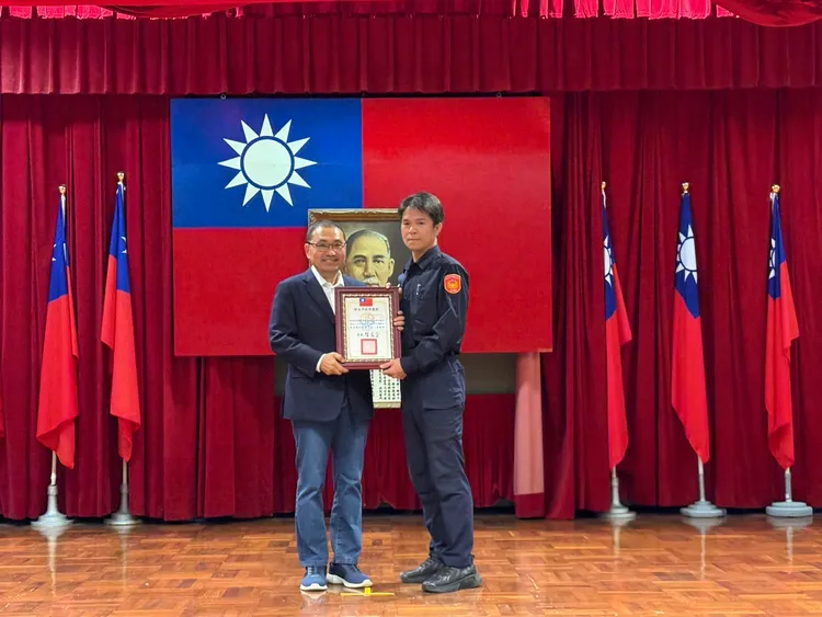 市長侯友宜頒獎表揚113年12月份執行公安聯合稽查專案有功人員，受獎人為蘆洲分局龍源派出所長林裕益。警方提供