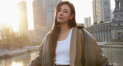 女星駕車方向盤失控自撞燈柱！車子翻覆爬出來送醫