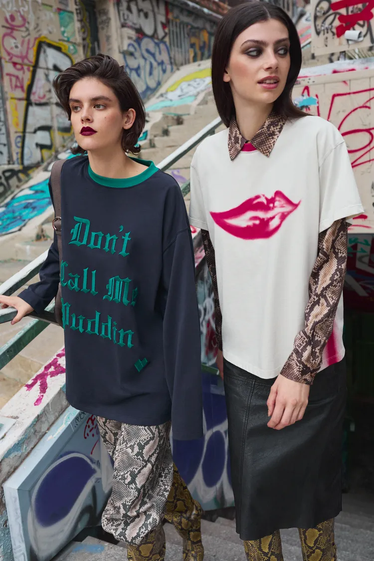 聯名系列推出多款動物紋配件呼應大膽風格。品牌提供