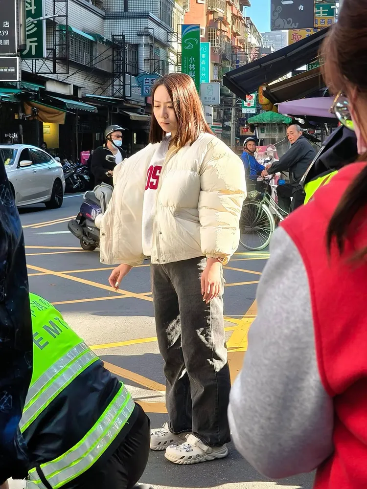 老伯路倒沒人理，這位漂亮善良的女孩衝去幫他CPR，直到救護人員到達。翻攝「我是板橋人」臉書社團