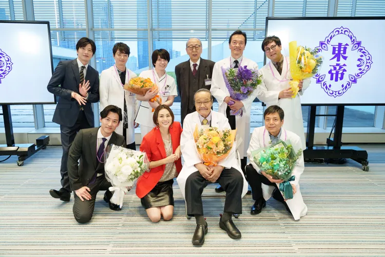 《電影版派遣女醫X FINAL》部分演員殺青，主角米倉涼子（前排左二）前來道謝。翻攝modelpress