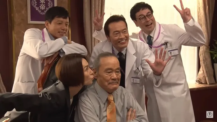 米倉涼子（前排左起）和西田敏行感情相當好。翻攝OfficialTohoMovie YT