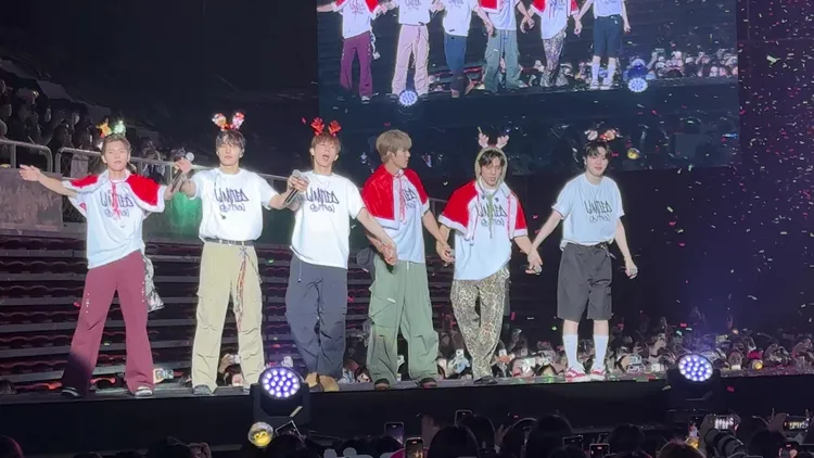 INFINITE戴著聖誕頭飾、披肩，提前與粉絲過聖誕節。讀者提供