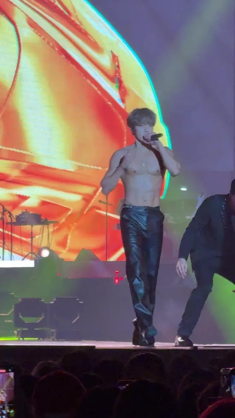 李成烈solo時脫掉襯衫，露出健壯胸肌和腹肌、人魚線。讀者提供