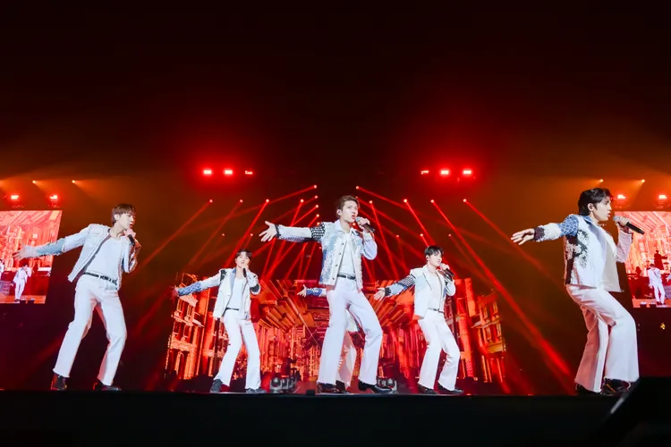 INFINITE又唱又跳，還會與粉絲鬥嘴，展現相愛相殺的互動。D-SHOW提供