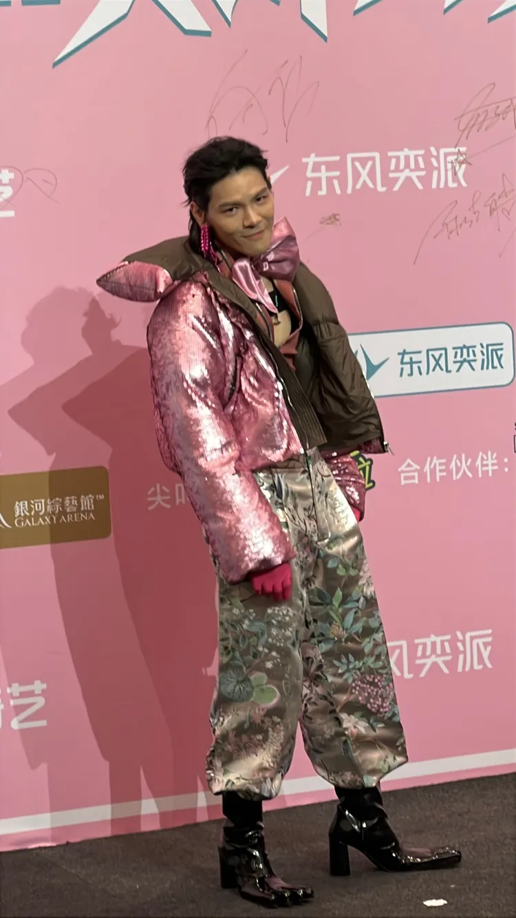 向佐造型非常前衛。王思穎攝影