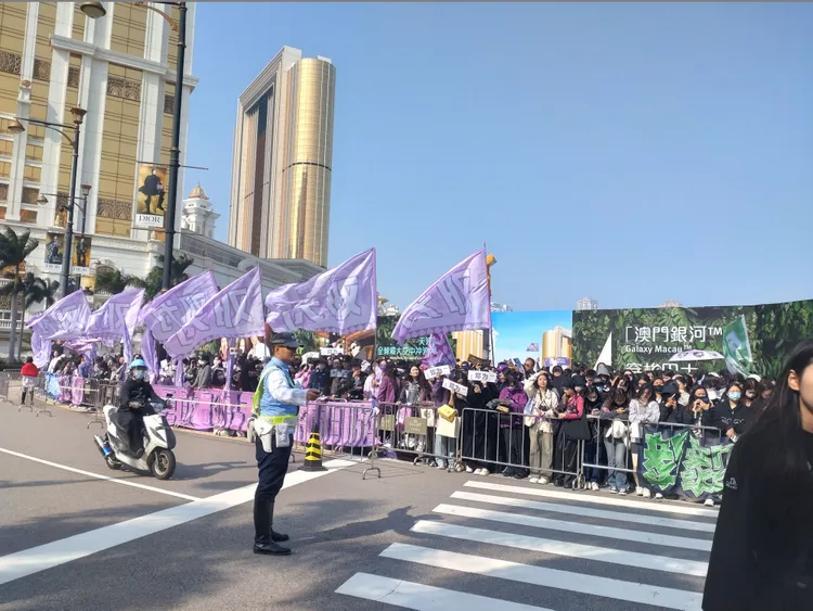 成毅大批粉絲「插旗」場外。王思穎攝影