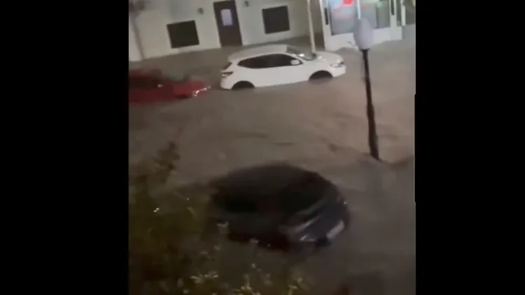 羅得斯島上出現水災，許多車輛泡水。翻攝自X@greekcitytimes