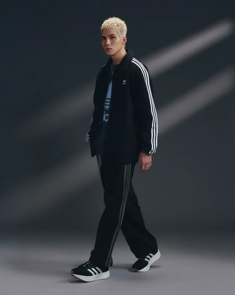派偉俊換上adidas Originals經典三葉草針織毛衣、三條線教練外套與黑色丹寧長褲。品牌提供