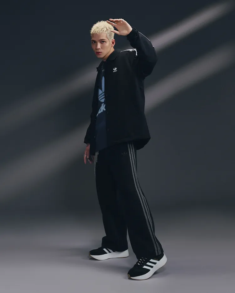 派偉俊以深色調的層次穿搭演繹街頭風格。品牌提供