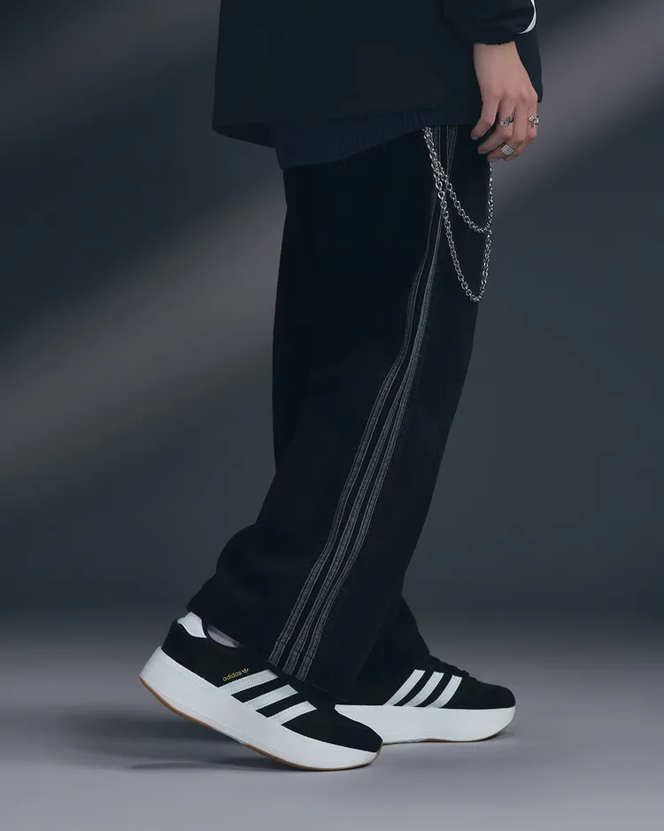 鞋款以簡約黑白色調呼應全身造型。品牌提供