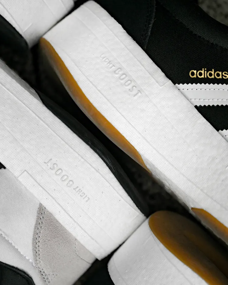 LIGHTBOOST技術的厚底設計提供輕盈舒適腳感。品牌提供